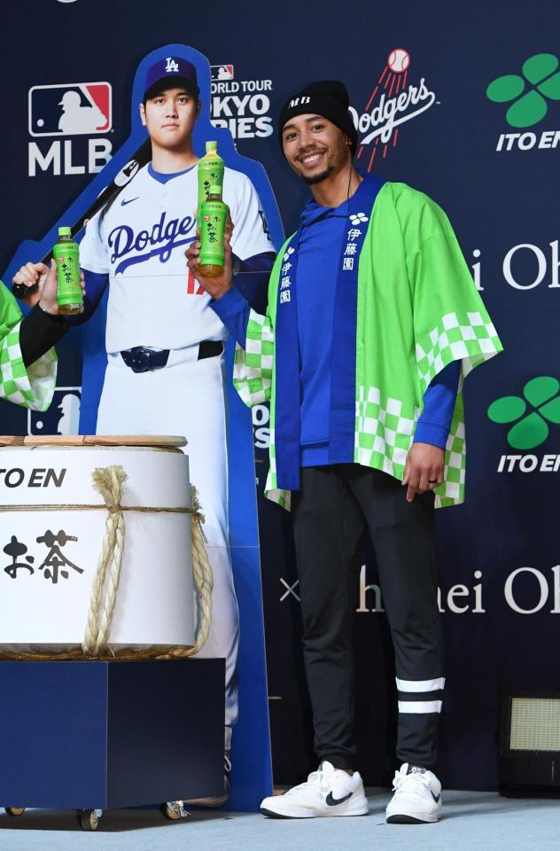 　大谷の写真パネルと並んで笑顔を見せるベッツ（撮影・佐藤厚）