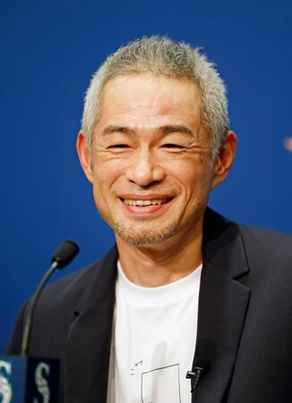 　アジア人で初めての米国野球殿堂入りし、笑顔で記者会見するイチロー氏（共同）