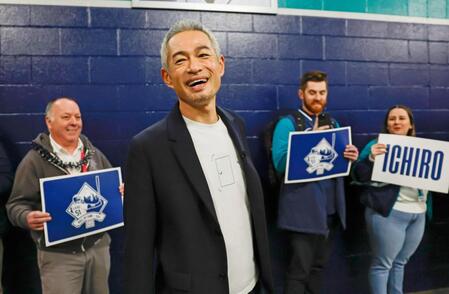 　マリナーズの職員から祝福を受けながら、記者会見に向かう米国野球殿堂入りしたイチロー氏（共同）