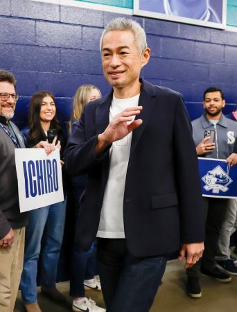 米メディア「１票」届かず批判　イチローさん、祝福も相次ぐ