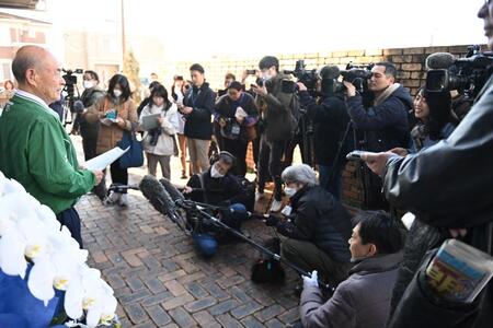 　イチロー氏の日米野球殿堂入りが発表され、取材に応じる鈴木宣之さん（左端）＝撮影・北村雅宏