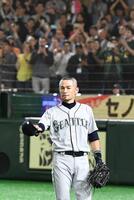 　帽子を脱いで、ファンの声援に応えるイチロー＝２０１９年