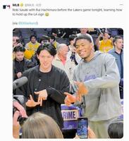 　八村とポーズを決める佐々木。ＭＬＢ公式Ｘ（＠ＭＬＢ）より