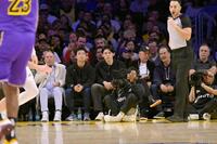 　レーカーズの試合を観戦するドジャース移籍が決まった佐々木（左から３人目）＝ＵＳＡトゥデー・ロイター＝共同