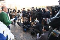 　イチロー氏の日米野球殿堂入りが発表され、取材に応じる鈴木宣之さん（左端）＝撮影・北村雅宏