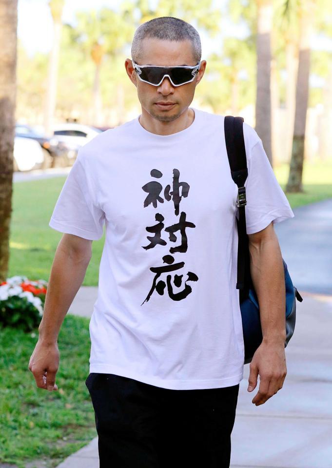 　キャンプ施設に向かうマーリンズのイチロー＝２０１７年（共同）