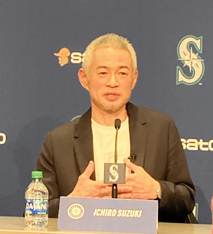 　会見で思いを語るイチロー氏（撮影・小林信行）
