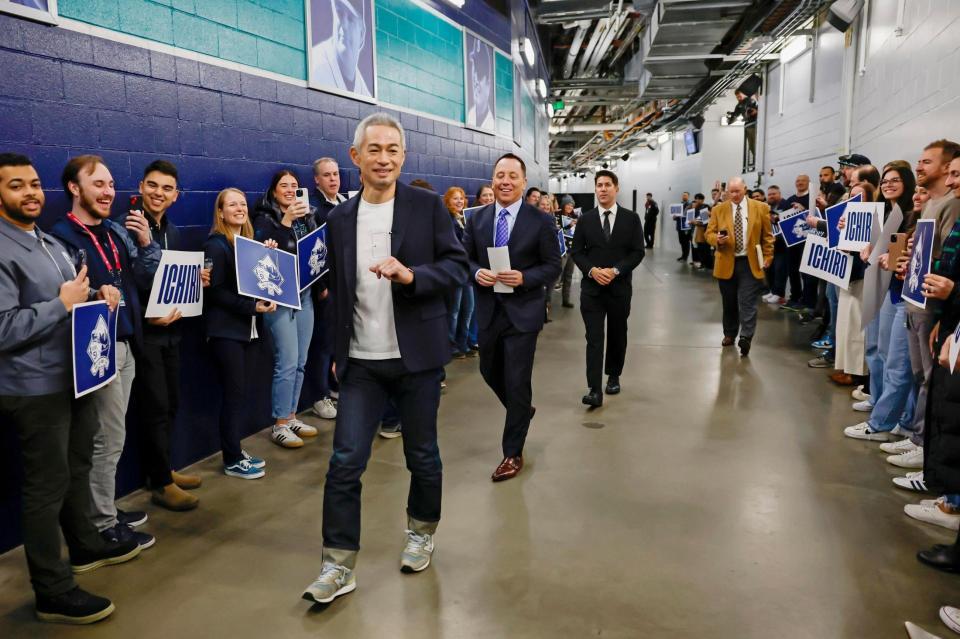 　アジア人で初めての米国野球殿堂入りし、マリナーズの職員から祝福を受けながら、記者会見に向かうイチロー氏（共同）