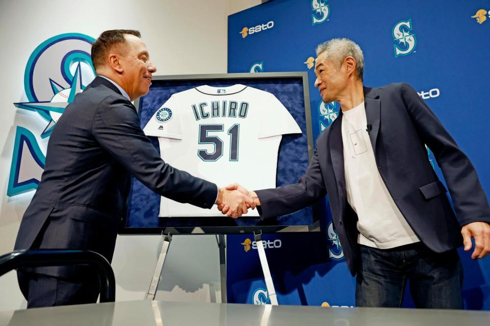 　米国野球殿堂入りし、マリナーズのマルティネス球団社長（左）と握手を交わすイチロー氏（共同）