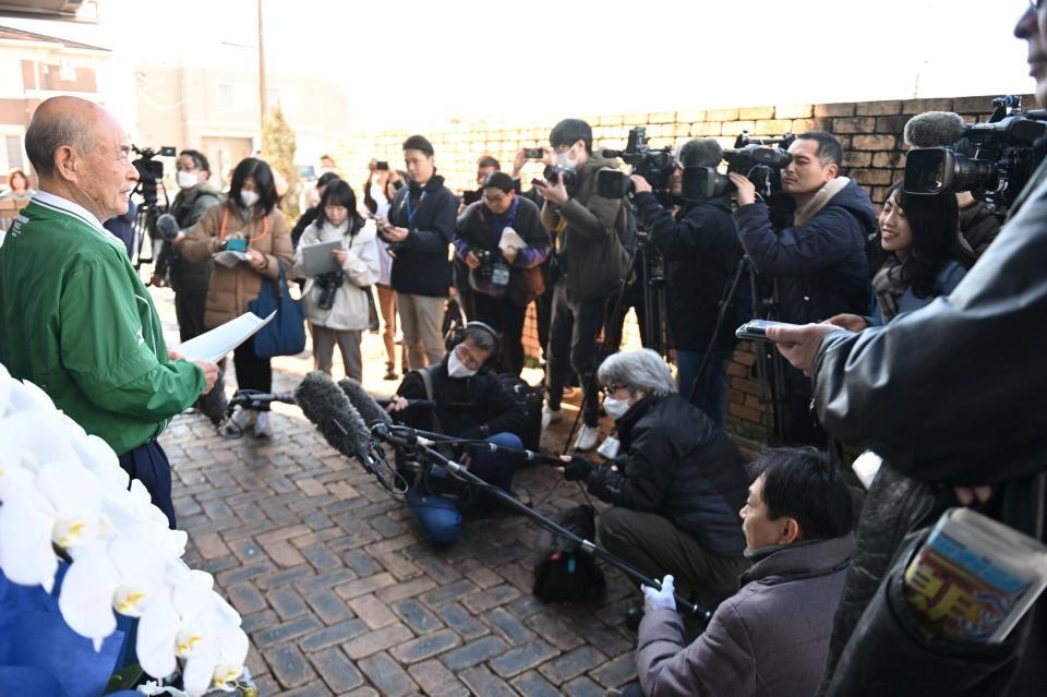 　イチロー氏の日米野球殿堂入りが発表され、取材に応じる鈴木宣之さん（左端）＝撮影・北村雅宏