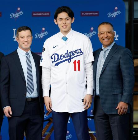 ドジャースの入団記者会見でロバーツ監督（右）と写真に納まる佐々木（共同）