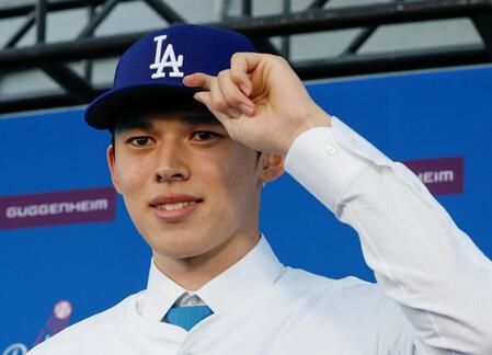 ドジャースの入団記者会見で撮影に応じる佐々木（共同）
