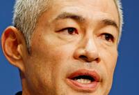 　会見するイチロー氏（共同）
