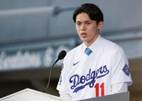 ドジャースの入団記者会見をする佐々木（共同）