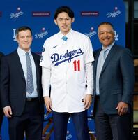 ドジャースの入団記者会見でロバーツ監督（右）と写真に納まる佐々木（共同）