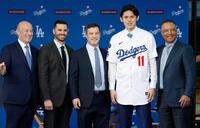 ドジャースの入団記者会見でロバーツ監督（右端）らと写真に納まる佐々木（共同）