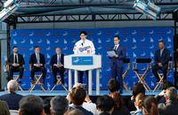 ドジャースの入団記者会見をする佐々木（共同）