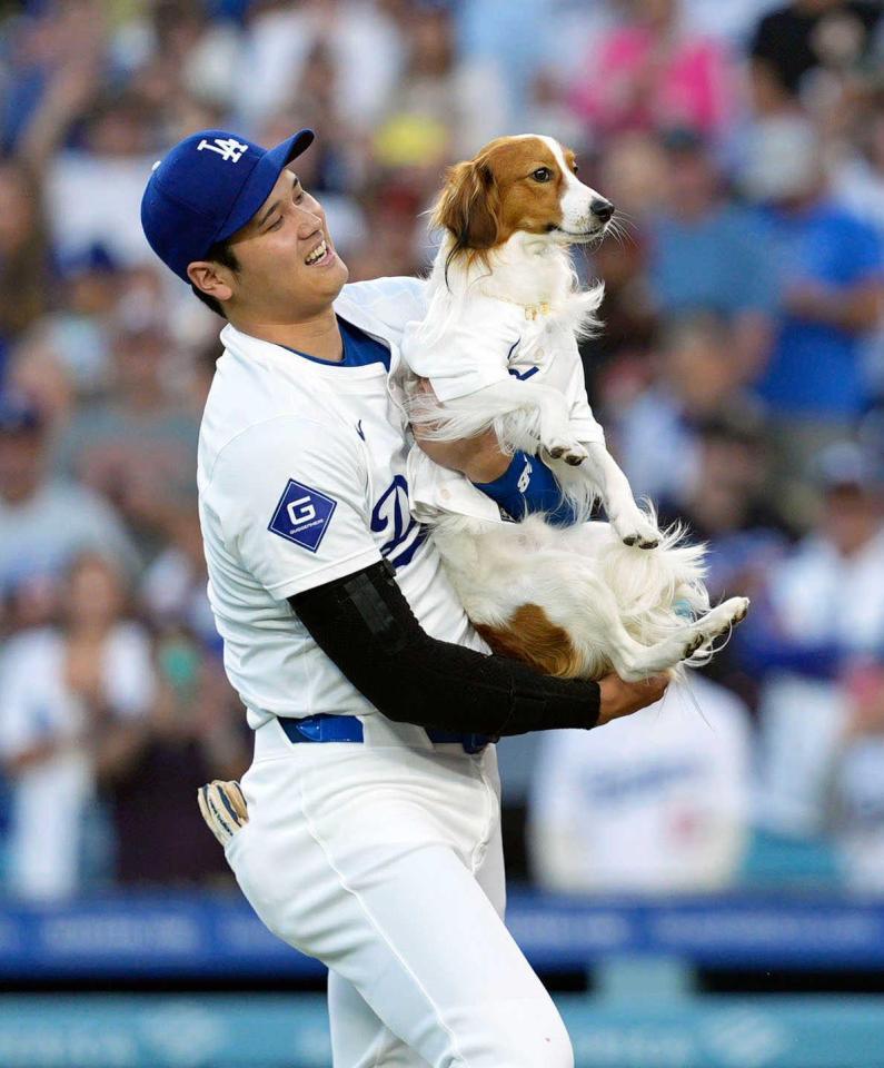 　オリオールズ戦で愛犬デコピンと“始球式”を行ったドジャース・大谷＝２０２４年８月（共同）
