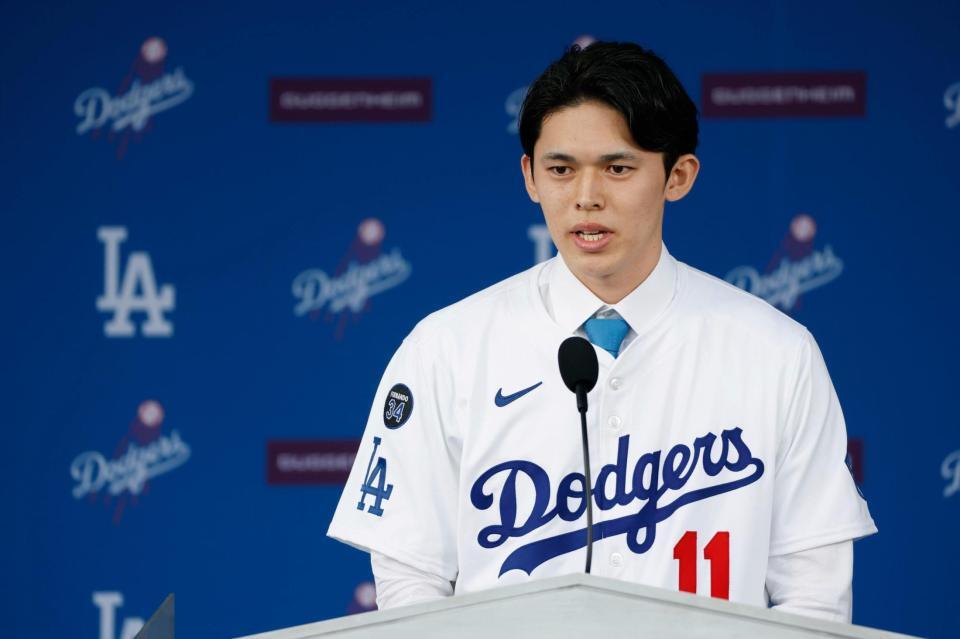 ドジャースの入団記者会見に臨む佐々木（共同）