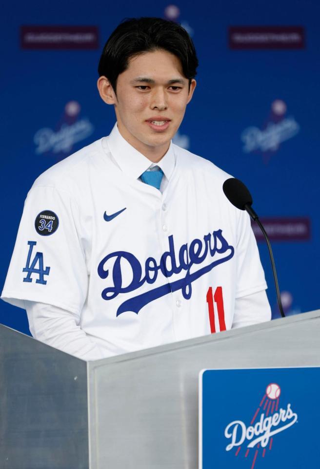 ドジャースの入団記者会見をする佐々木（共同）