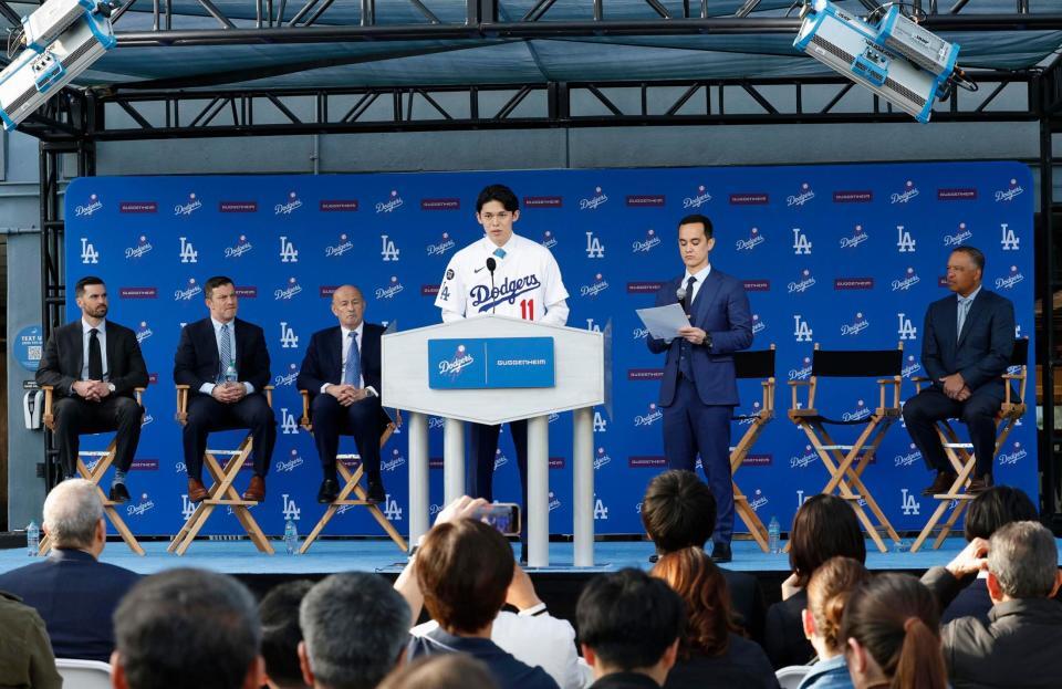 ドジャースの入団記者会見をする佐々木（共同）