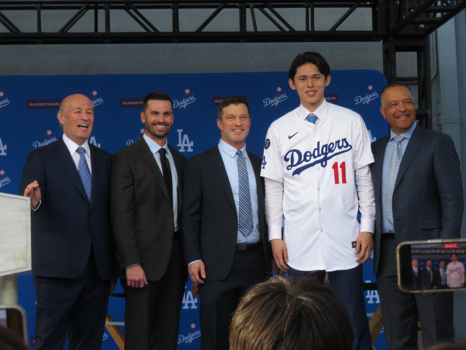 ドジャースの入団会見で撮影に応じる（左から）ゴームズＧＭ、フリードマン編成本部長、佐々木、ロバーツ監督