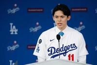 　ドジャースの入団会見に臨む佐々木（共同）