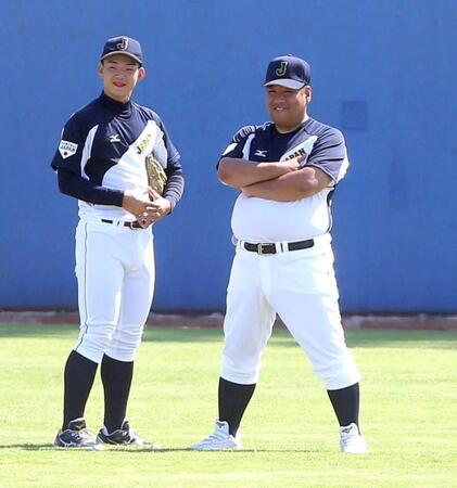 西谷浩一監督と話し込む東海大相模・小笠原慎之介＝舞洲ベースボールスタジアム（撮影・田中太一）