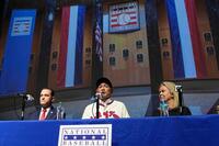 　米国野球殿堂博物館で記者会見するイチロー氏（中央）（共同）