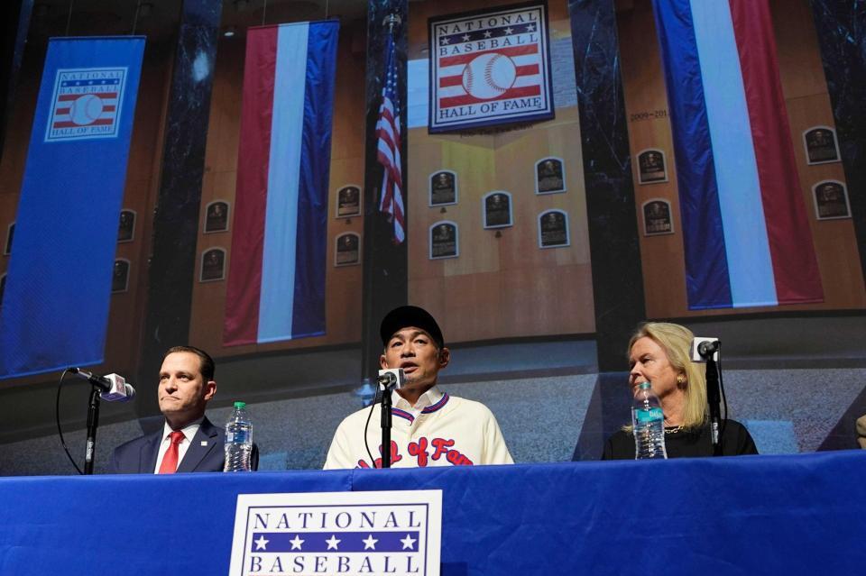 　米国野球殿堂博物館で記者会見するイチロー氏（中央）（共同）