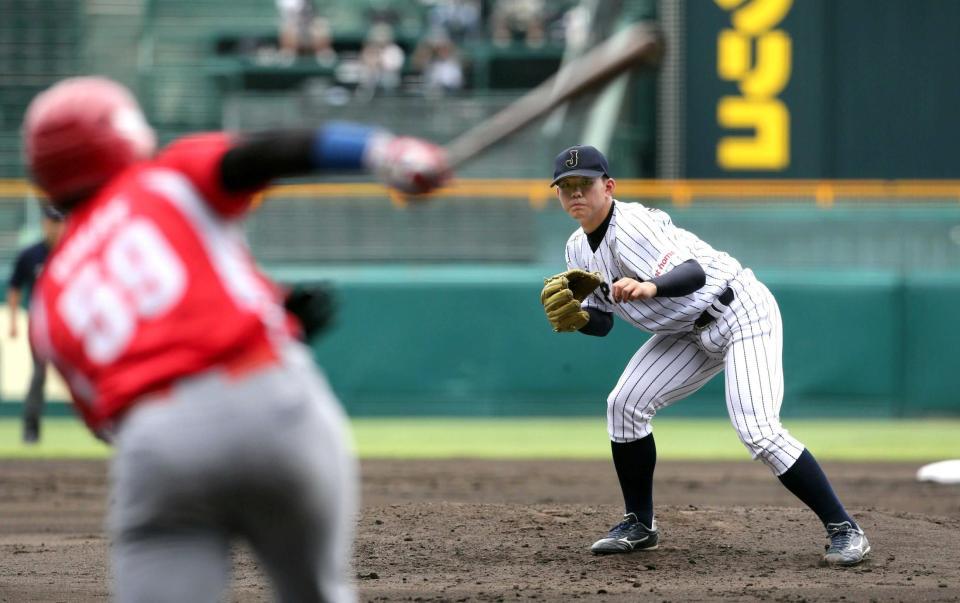 　キューバ戦に先発し力投する小笠原慎之介（２０１５年９月）