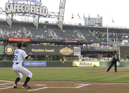 ブルージェイズ戦の始球式で、捕手を務めるイチロー（左）にボールを投げる元マリナーズの佐々木氏＝２００６年７月（共同）