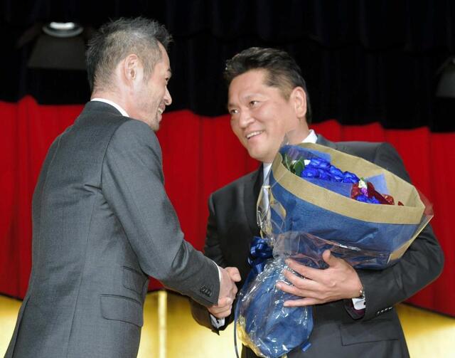 【限定品】2002年シアトル・マリナーズ記念バット イチロー佐々木主浩サインあり Yahoo!オークション - 【限定品】 2002年 シアトル・マリナーズ 記念バ