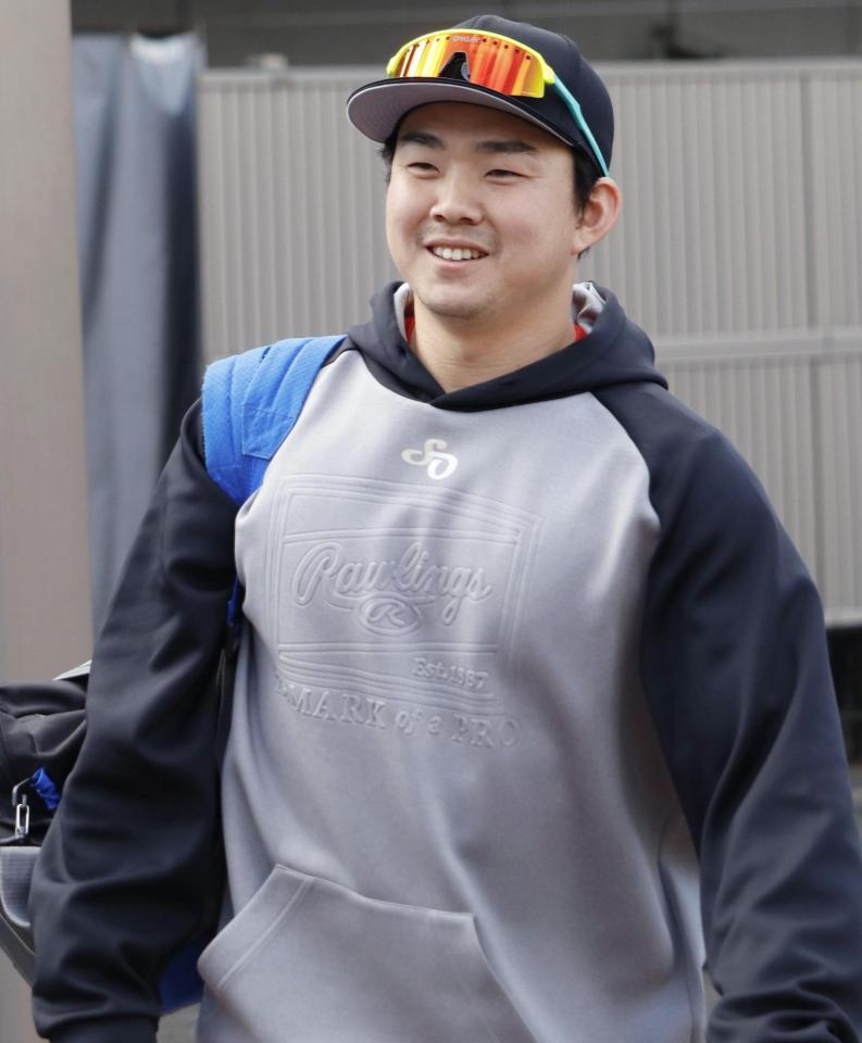 　中日のチーム関係者へのあいさつに訪れた小笠原