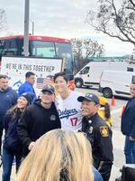 　ロスの消防署を訪問した大谷翔平（代表撮影）