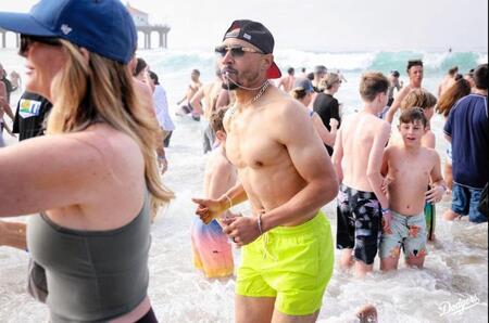 　チャリティー水泳大会に参加したベッツ（ロサンゼルス・ドジャース提供）