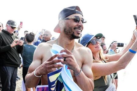 　チャリティー水泳大会に参加したベッツ（ロサンゼルス・ドジャース提供）