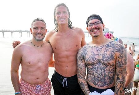 　チャリティー水泳大会に参加した（左から）ロハス、グラスノー、バンダ（ロサンゼルス・ドジャース提供）