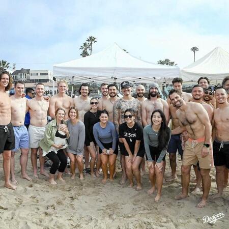 　テイラー夫妻が開催したチャリティー水泳大会（ロサンゼルス・ドジャース提供）