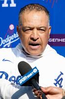 　報道陣に対応するロバーツ監督（共同）