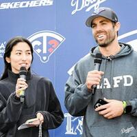 　チャリティー水泳大会を開催したテイラー夫妻（ロサンゼルス・ドジャース提供）