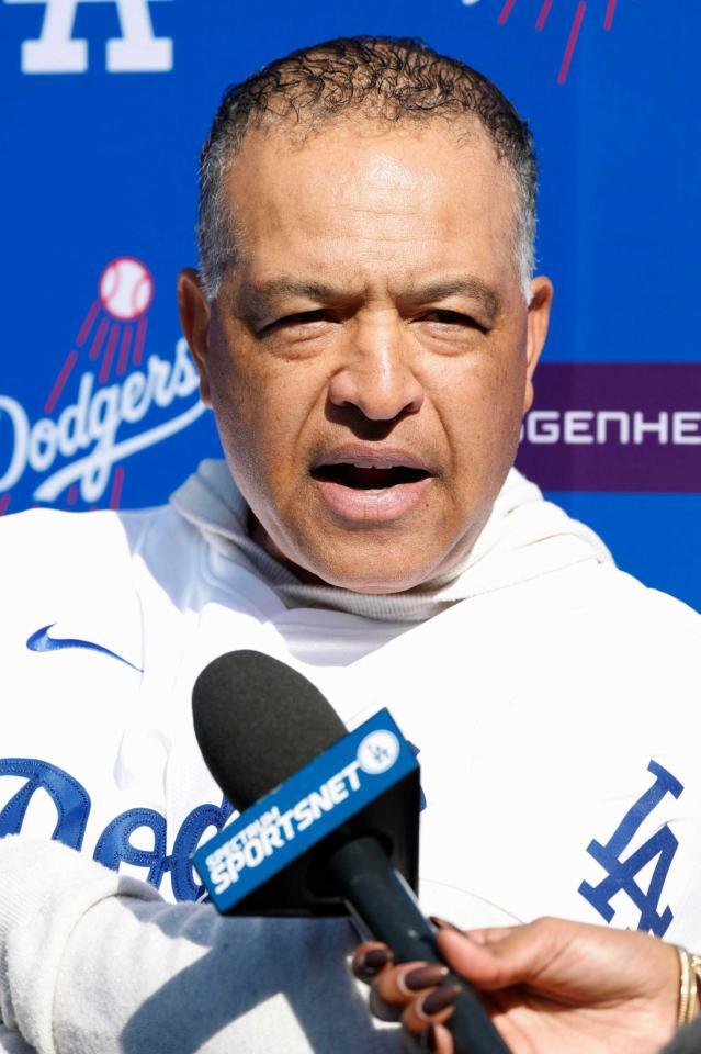 　報道陣に対応するロバーツ監督（共同）