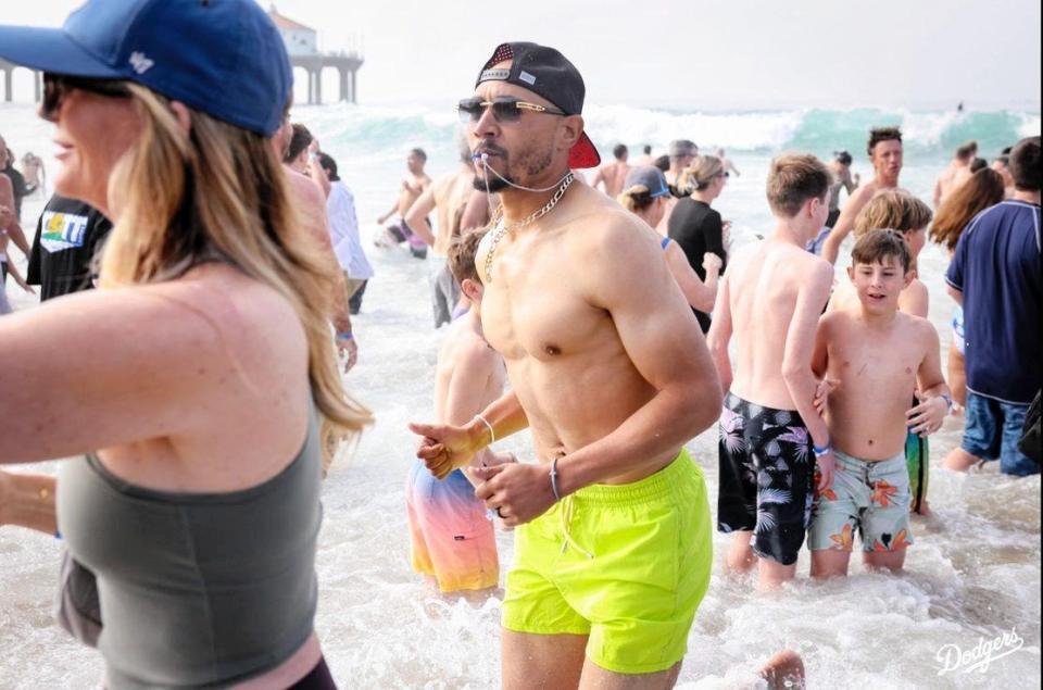 　チャリティー水泳大会に参加したベッツ（ロサンゼルス・ドジャース提供）