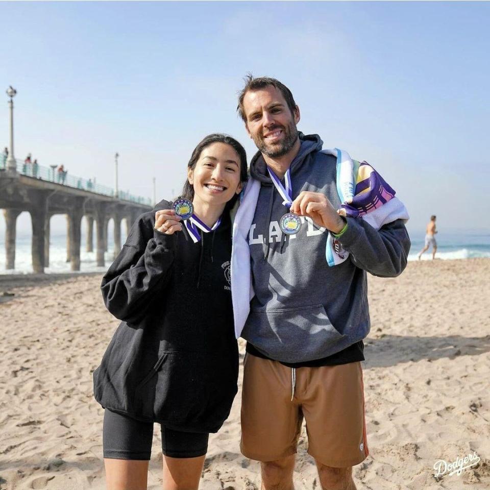 　チャリティー水泳大会を開催したテイラー夫妻（ロサンゼルス・ドジャース提供）