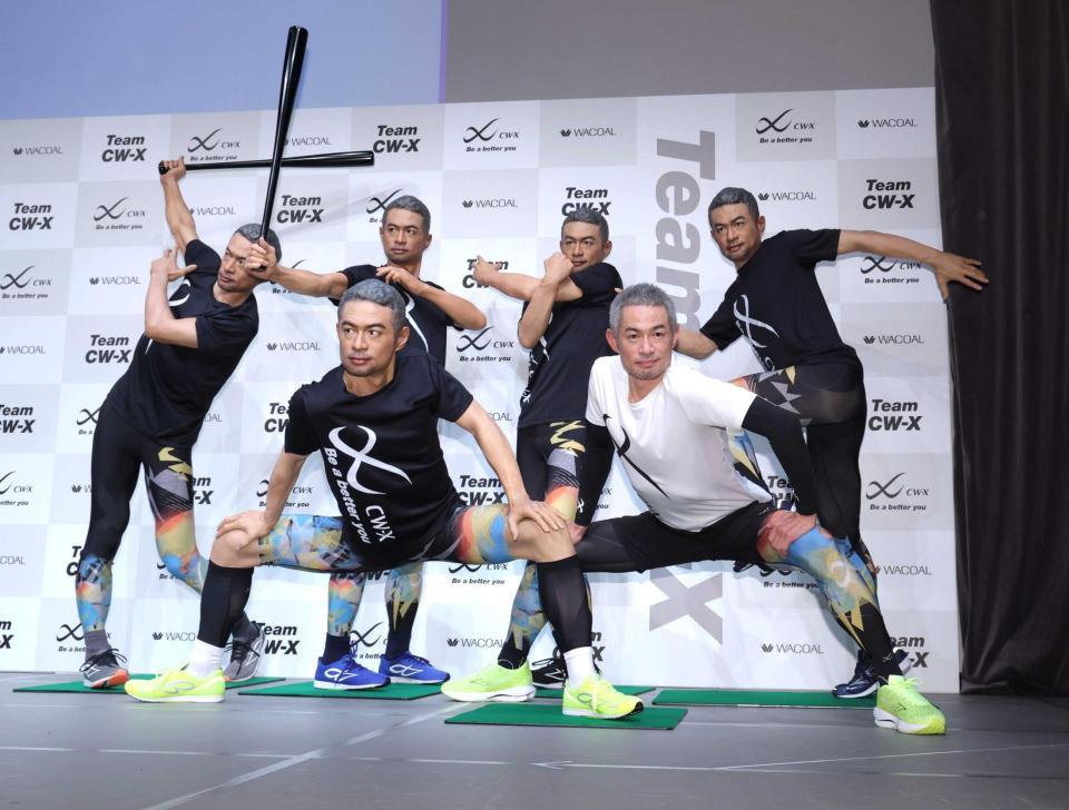 　自身のマネキンの中でポーズを決めるイチロー氏（右下）＝撮影・西岡正