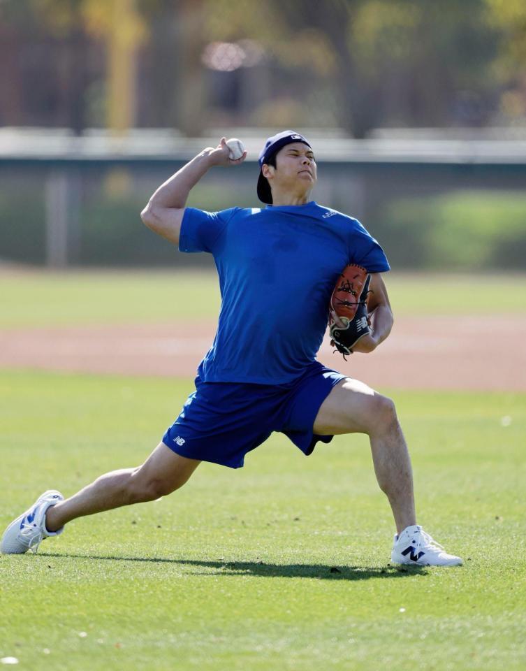 　キャンプ地の球団施設でキャッチボールする大谷（共同）