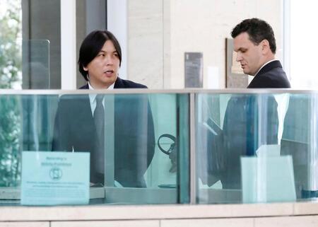 　連邦地裁に到着した水原一平被告（左）＝共同