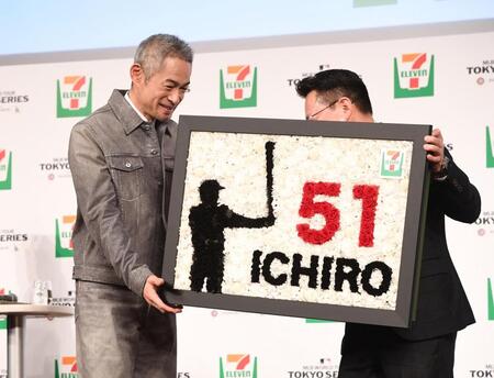 　ブリザードフラワーをプレゼントされるイチロー氏（左）＝撮影・園田高夫