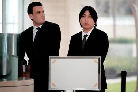 　連邦地裁に着いた水原一平被告（右）（ＡＰ＝共同）