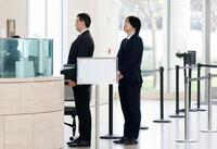 　連邦地裁に到着した水原一平被告（右）＝共同